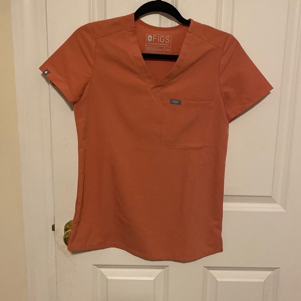 Figs Catarina One-Pocket Scrub top in Coral